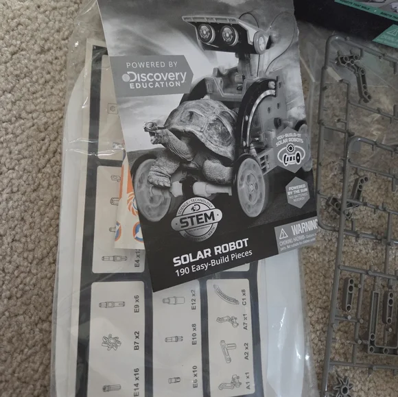 Discovery Kids #MINDBLOWN Solar Robot 12-in-1 Kit, 190-Piece STEM Creation Kit - Picture 7 of 10